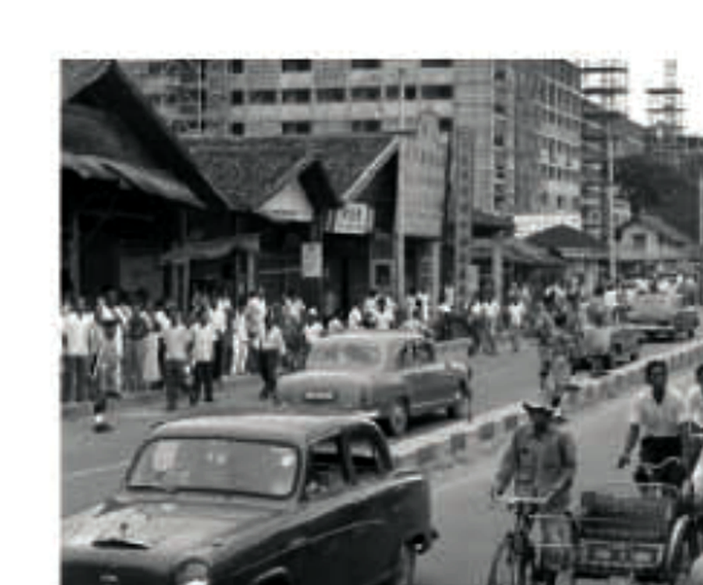 1960年代的芽笼士乃市场与道路交通。 / Geylang Serai Market and its road traffic in the 1960s.