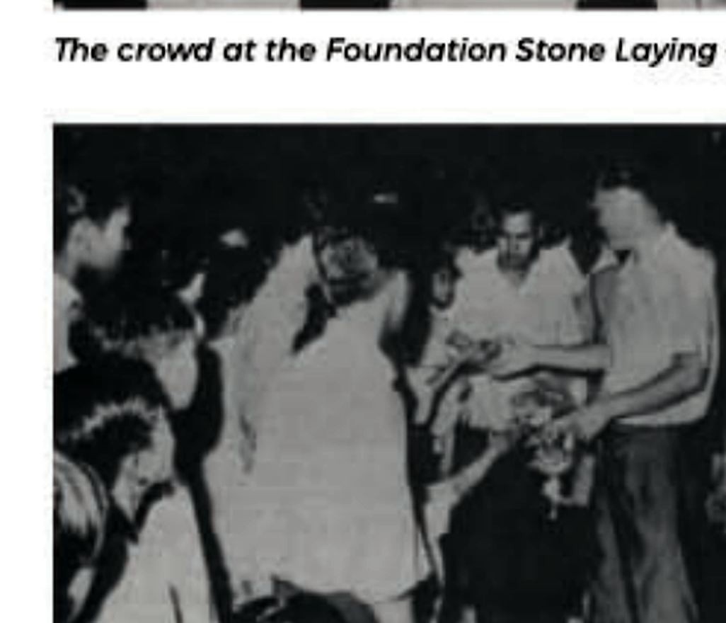 1964年7月24日冲突后，李光耀在芽笼士乃听取居民意见。 / Lee Kuan Yew listening to residents in Geylang Serai after the riots, 24 July 1964.