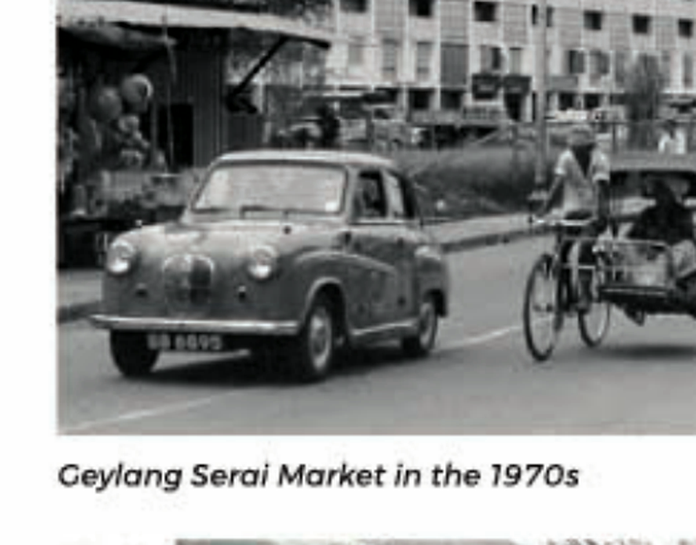 1980年代芽笼士乃市场的人流与交易空间。 / Crowd and trading space at Geylang Serai Market in the 1980s.